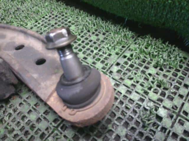 Front Right Lower Control Arm NISSAN Serena 2004 CBA-TC24 — photo 2