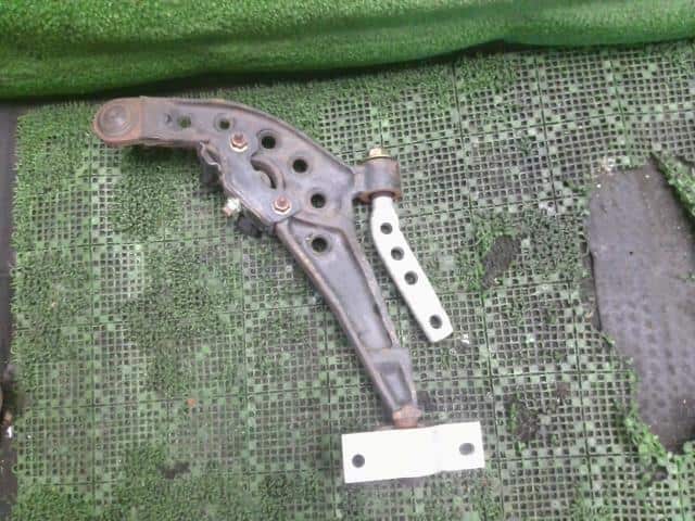 Front Right Lower Control Arm NISSAN Serena 2004 CBA-TC24 — photo 4