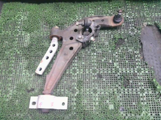 Front Right Lower Control Arm NISSAN Serena 2004 CBA-TC24 — photo 1