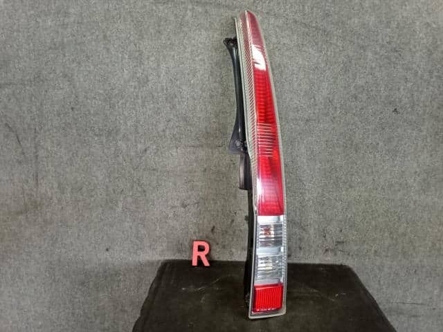 Right Tail Light DAIHATSU Move 2004 CBA-L152S 81550B2020000 — photo 1