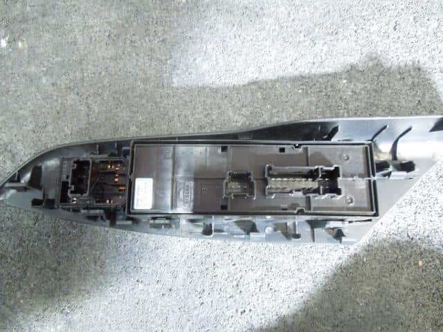 Power Window Switch NISSAN Serena 2019 DAA-GFC27 — photo 2