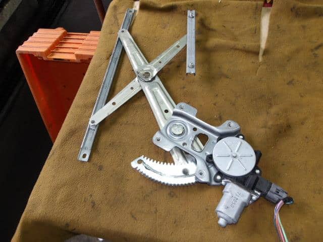 Front Right Door Regulator MITSUBISHI eK Sport 2007 CBA-H82W — photo 1