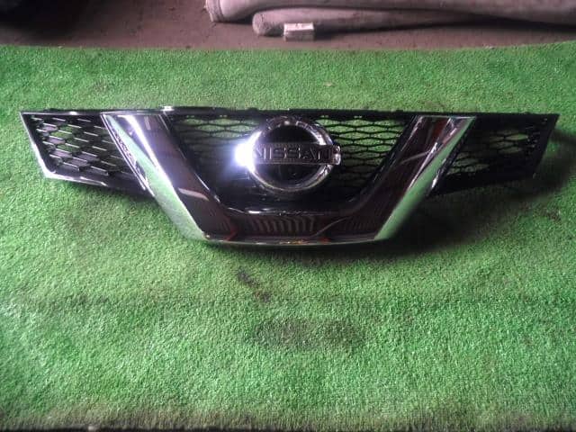 Radiator Grille NISSAN X-Trail 2015 DAA-HNT32 — photo 1