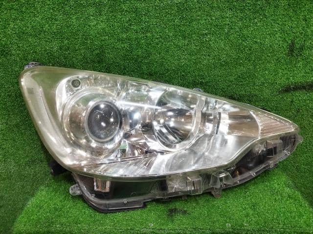 Right Headlight TOYOTA Aqua 2012 DAA-NHP10 — photo 1