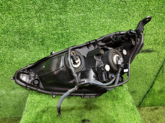 Right Headlight TOYOTA Aqua 2012 DAA-NHP10 — photo 2