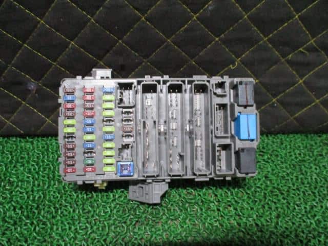 Fuse Box HONDA Step Wagon 2012 DBA-RK1 — photo 2