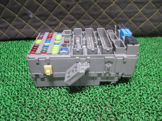 Fuse Box HONDA Step Wagon 2012 DBA-RK1 — photo 1