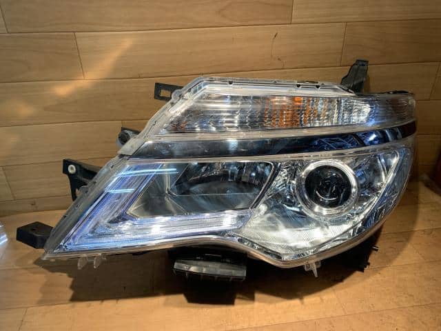 Left Headlight NISSAN Serena 2014 DBA-FNC26 — photo 1