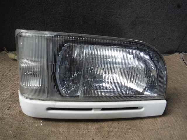 Right Headlight MITSUBISHI Minicab 1997 V-U42 — photo 1