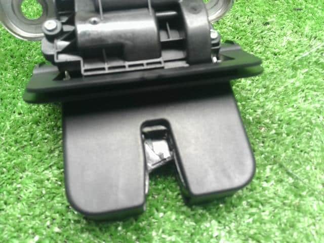 Back Door Lock Actuator AUDI Audi q3 2015 ABA-8UCCZF 8R0827505 — photo 3