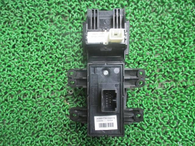 Switch HONDA Vezel 2014 DAA-RU4 — photo 3