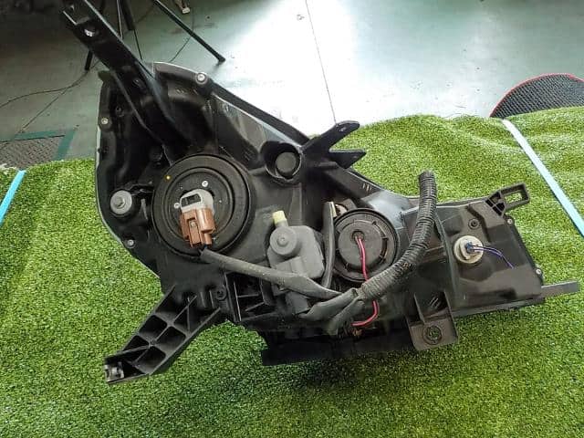 Left Headlight NISSAN Wingroad 2009 DBA-NY12 — photo 2