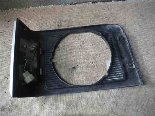 Left Headlight Bezel DAIHATSU Hijet 1988 M-S81P — photo 2