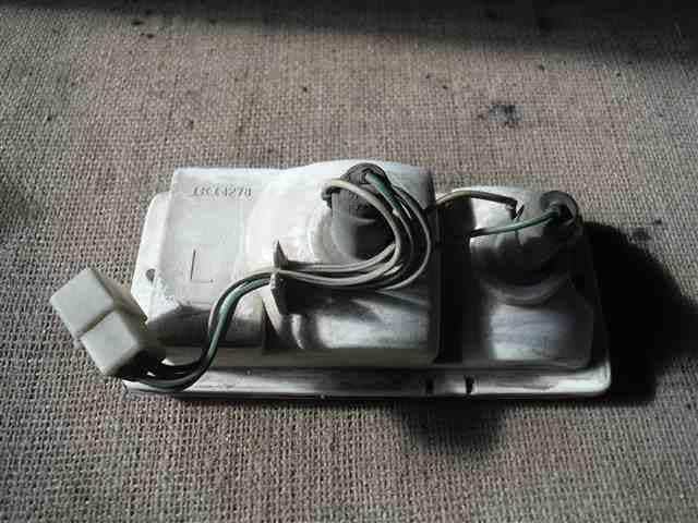Left Tail Light DAIHATSU Hijet 1988 M-S81P — photo 2