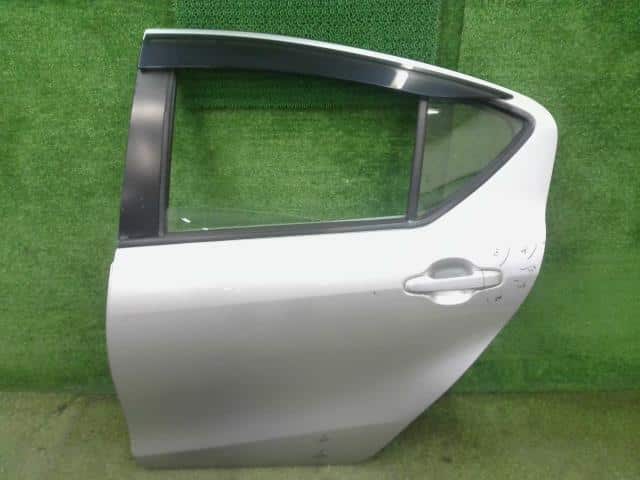 Rear Left Door Assembly TOYOTA Aqua 2013 DAA-NHP10 — photo 1