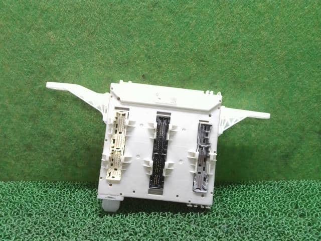 Fuse Box HINO Dutro 2018 TPG-XZU710M 8273037200 — photo 1