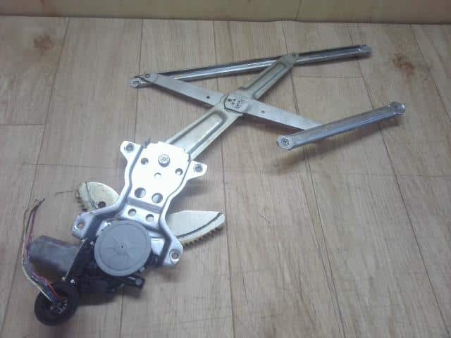 Front Right Door Regulator SUZUKI Swift 2005 DBA-ZC21S 8340163J40 — photo 1