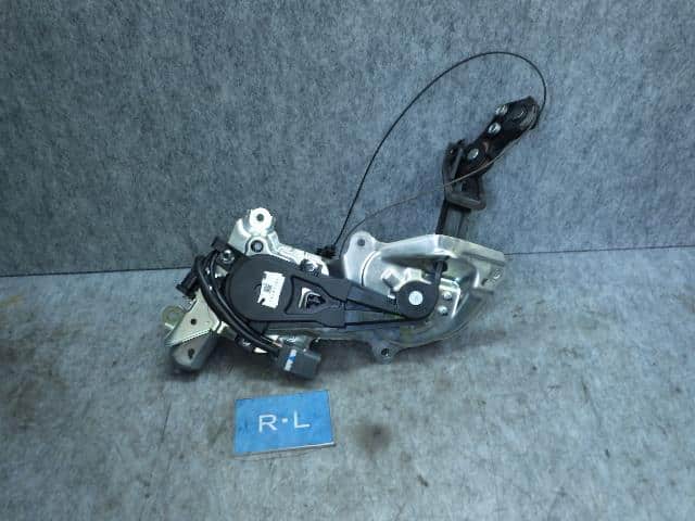 Left Power Slide Door Motor SUZUKI Spacia 2014 DBA-MK32S 8402981M00 — photo 1