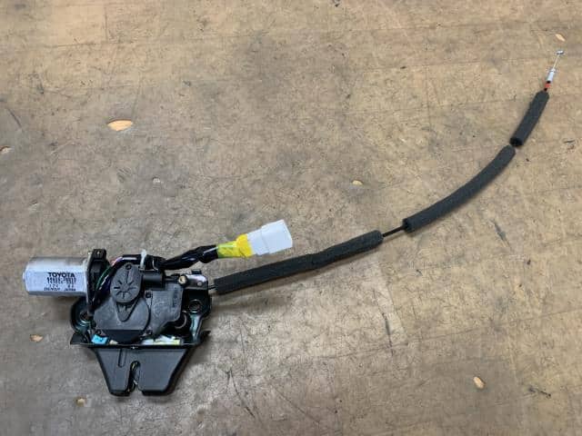 Back Door Lock Actuator TOYOTA Crown Majesta 2004 DBA-UZS187 6465030010 — photo 1