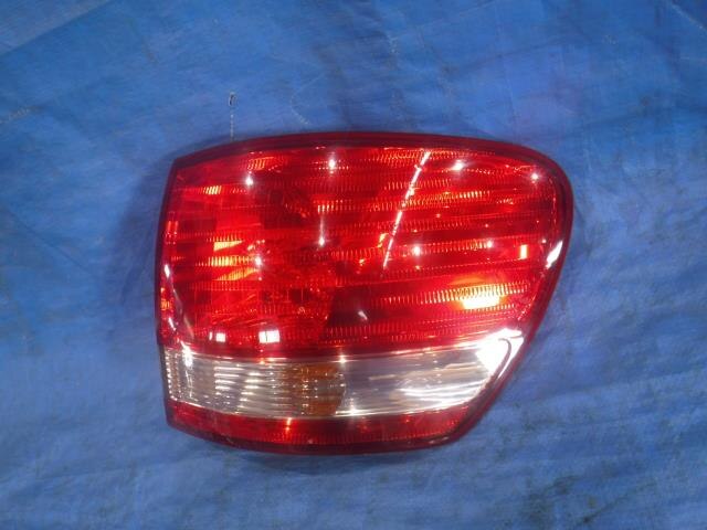 Right Tail Light TOYOTA Ipsum 2003 TA-ACM21 — photo 2