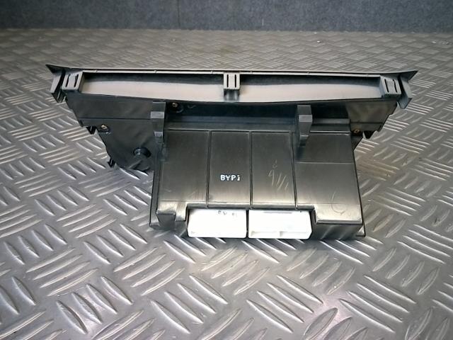 A/C Control Panel TOYOTA Noah 2002 TA-AZR60 — photo 2