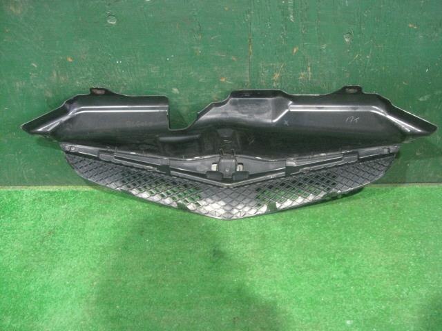 Radiator Grille TOYOTA Ractis 2005 DBA-SCP100 — photo 2