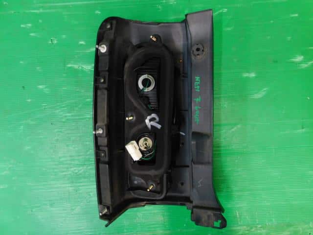 Right Tail Light NISSAN Elgrand 2003 UA-NE51 — photo 4