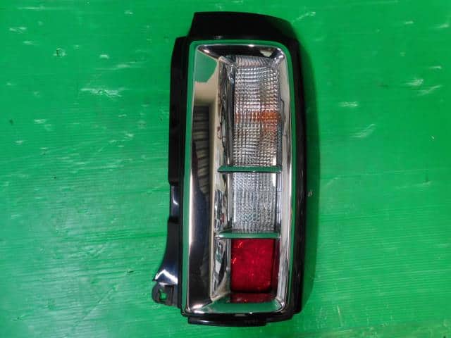 Right Tail Light NISSAN Elgrand 2003 UA-NE51 — photo 1