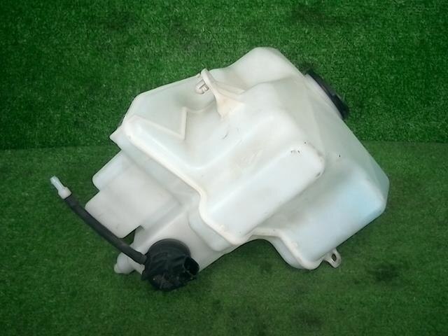 Windshield Washer Tank TOYOTA Prius 2004 DAA-NHW20 — photo 1