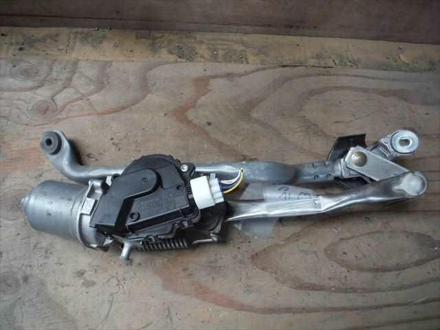 Front Wiper Motor TOYOTA Ractis 2012 DBA-NCP125 — photo 1