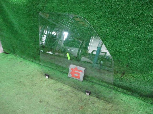 Front Right Door Windshield DAIHATSU Hijet 2004 LE-S330V — photo 1