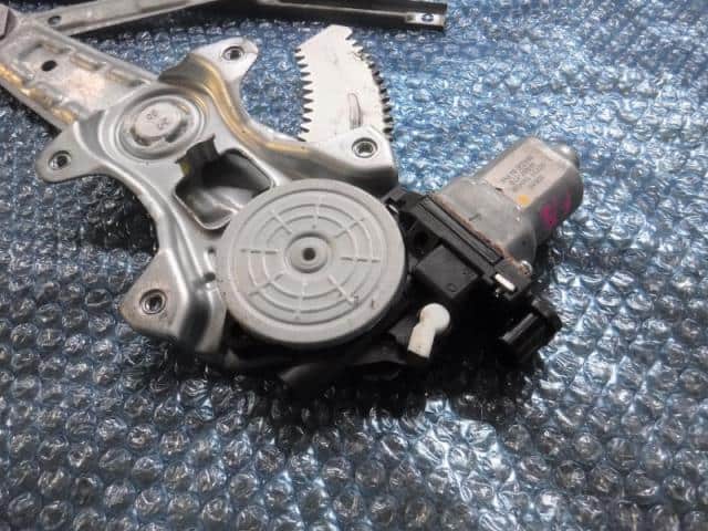 Front Left Door Regulator NISSAN Latio 2013 DBA-N17 — photo 3