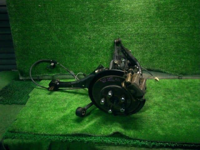 Rear Left Knuckle Hub Assembly TOYOTA Auris 2012 DBA-ZRE186 — photo 1