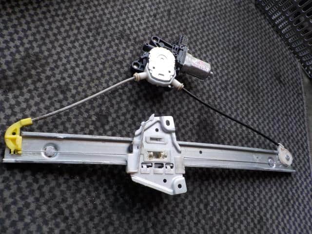 Front Left Door Regulator NISSAN Moco 2008 DBA-MG22 — photo 1