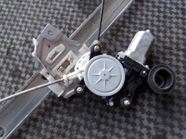 Front Left Door Regulator NISSAN Moco 2008 DBA-MG22 — photo 2