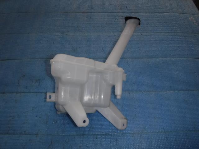 Windshield Washer Tank TOYOTA Vitz 2014 DBA-NSP135 — photo 2