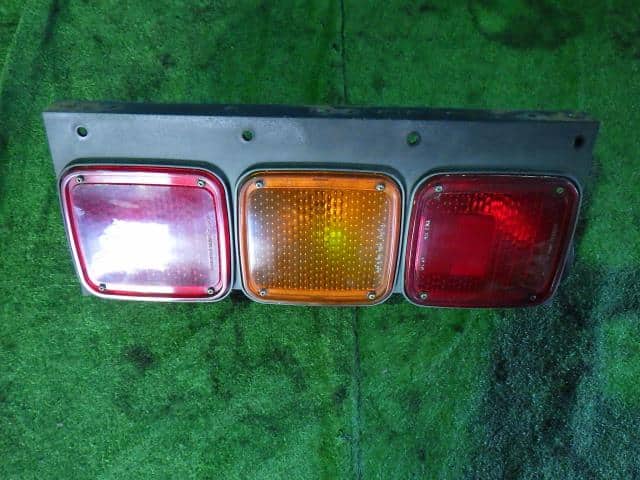 Right Tail Light Mitsubishi Fuso Fighter Mignon 2001 KL-FK71HJZ MC938683 — photo 1