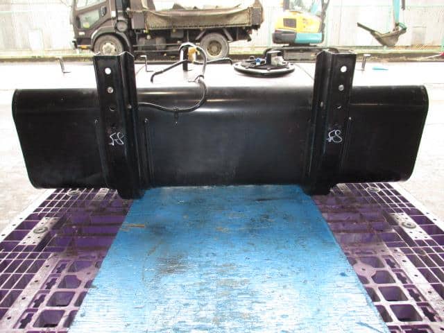 Fuel Tank Mitsubishi Fuso 2011 SKG-FEA20 — photo 4