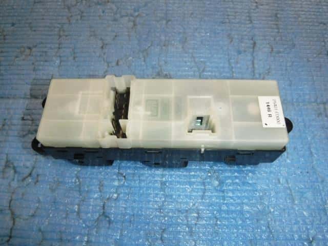 Power Window Switch NISSAN Tiida 2006 DBA-C11 — photo 2