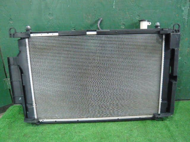 Radiator TOYOTA Aqua 2013 DAA-NHP10 — photo 2