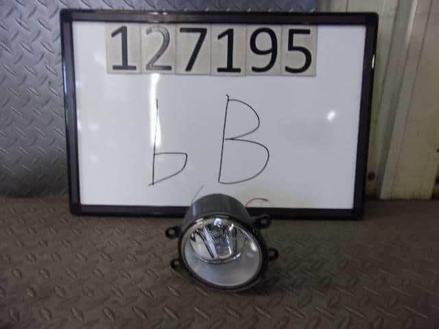 Right Fog Light TOYOTA bB 2006 DBA-QNC25 — photo 1