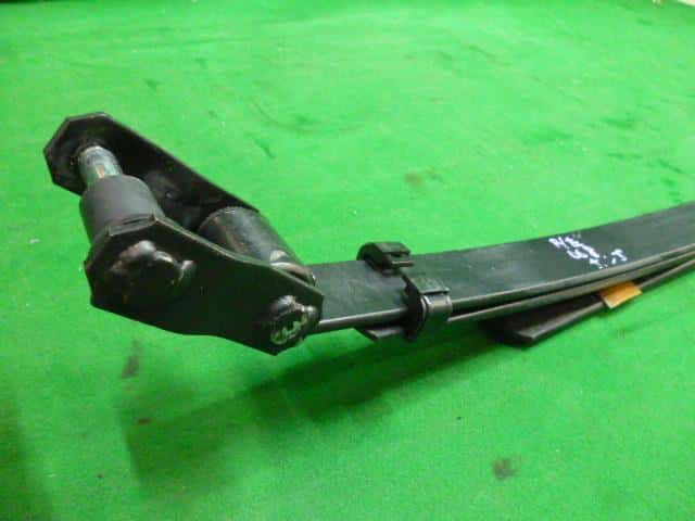 Rear Right Leaf Spring Assembly MAZDA BONGO 2018 DBF-SLP2V S3R228L10 — photo 2