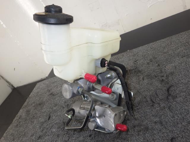 Brake Master Cylinder TOYOTA Lexus is 2013 DAA-AVE30 — photo 2