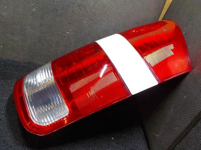Right Tail Light TOYOTA Noah 2006 DBA-AZR60 — photo 2