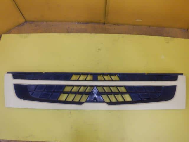 Radiator Grille Mitsubishi Fuso Fighter Mignon 2006 PA-FK71F — photo 1