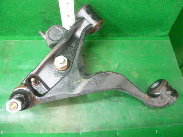 Front Left Lower Control Arm ISUZU 2017 TRG-NLR85AN — photo 2
