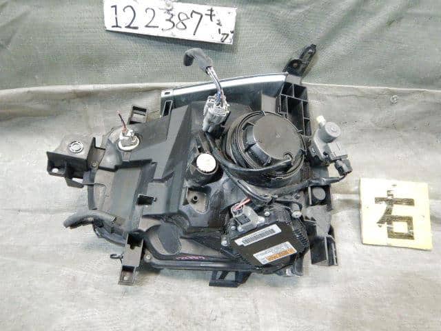 Right Headlight NISSAN Cube 2008 DBA-YZ11 — photo 2