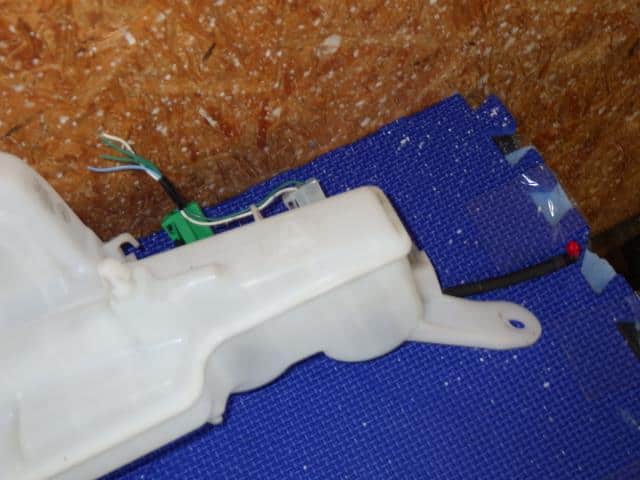 Windshield Washer Tank DAIHATSU Tanto 2015 DBA-LA600S — photo 3
