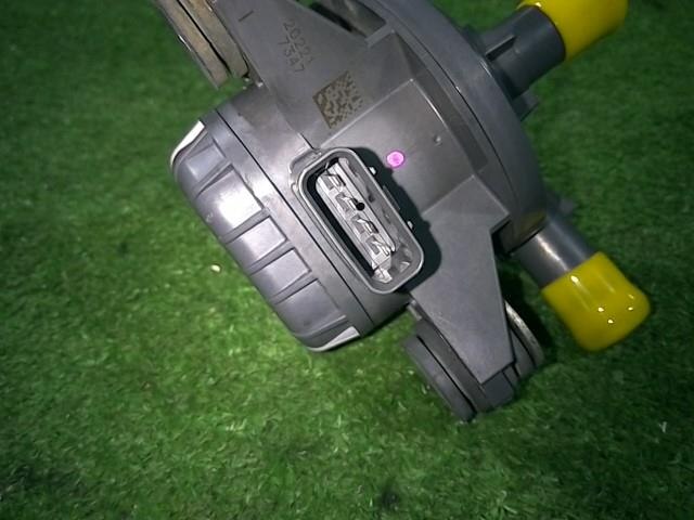 Water Pump TOYOTA Prius 2012 DAA-ZVW30 — photo 3