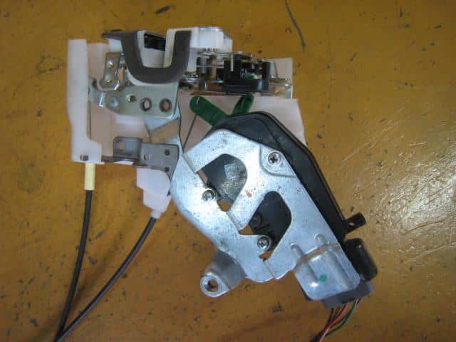 Door Lock Solenoid SUZUKI MR Wagon 2006 DBA-MF22S 8220181J00 — photo 2